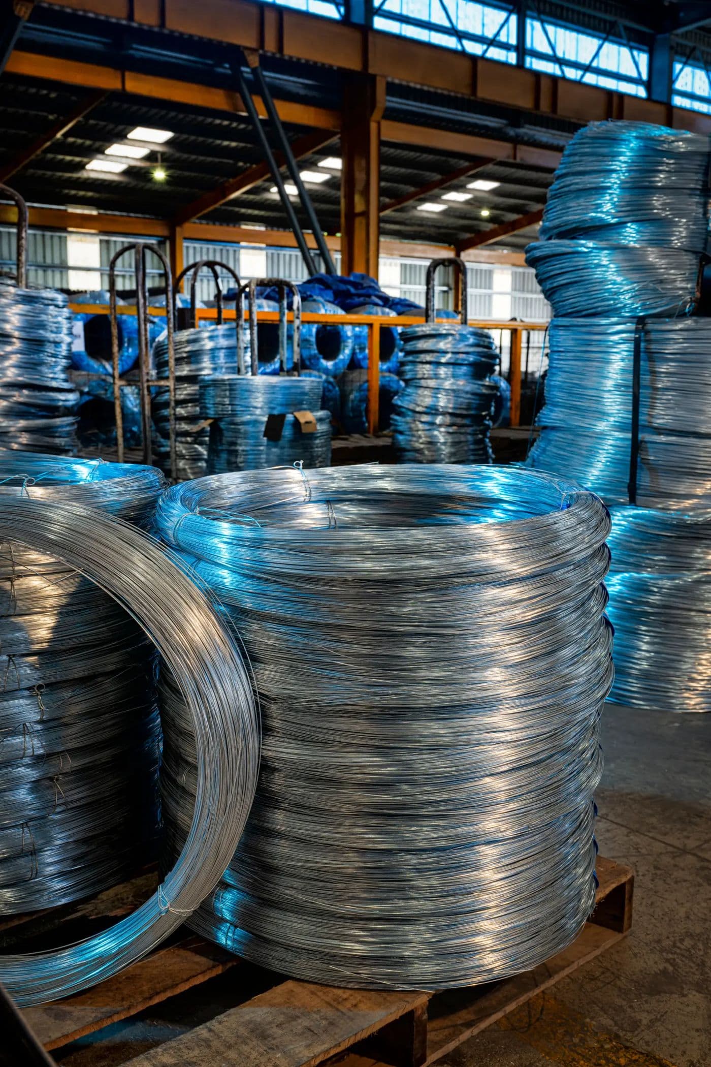 Rollos de alambre galvanizado sobre pallets en depósito